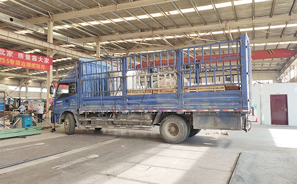 <a href=/ target=_blank class=infotextkey>擠奶機</a>設備發貨