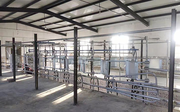 中置式<a href=/ target=_blank class=infotextkey>擠奶機</a>